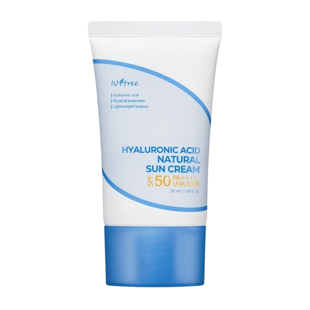 Isntree Hyaluronic Acid Natural Sun Cream con SPF50+ PA++++ protegge contro UVA/UVB, idrata con acido ialuronico e si adatta alla pelle sensibile grazie alla sua formula leggera, fisica e non comedogenica.