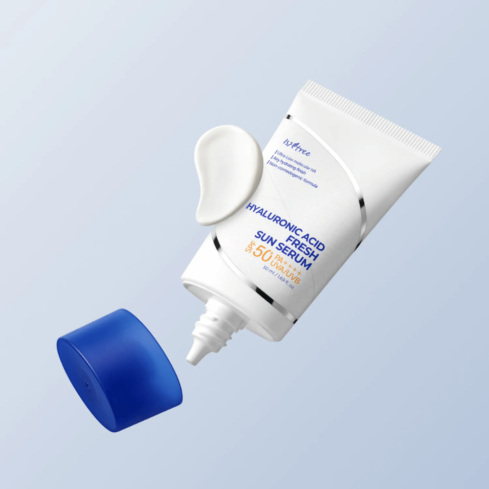 Isntree Hyaluronic Acid Fresh Sun Serum è un siero solare leggero con SPF50+ PA++++ che protegge dai raggi UVA/UVB mentre idrata con acido ialuronico. Perfetto per la pelle sensibile.