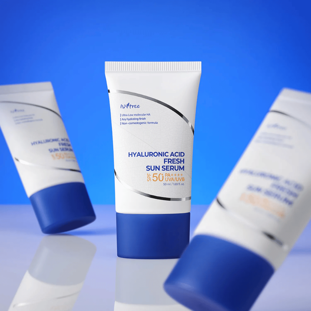 Isntree Hyaluronic Acid Fresh Sun Serum protegge con SPF50+ PA++++ mentre idrata intensamente con acido ialuronico in diverse dimensioni molecolari.