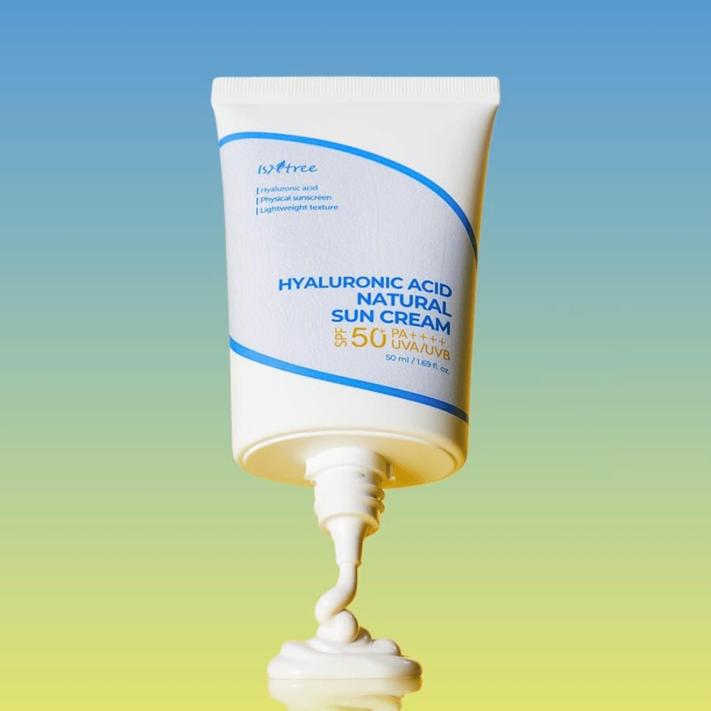 Isntree Hyaluronic Acid Natural Sun Cream è una crema solare con SPF50+ PA++++ che offre una forte protezione contro i raggi UVA e UVB. Contiene acido ialuronico che idrata in profondità, mentre il filtro fisico è delicato sulla pelle sensibile.