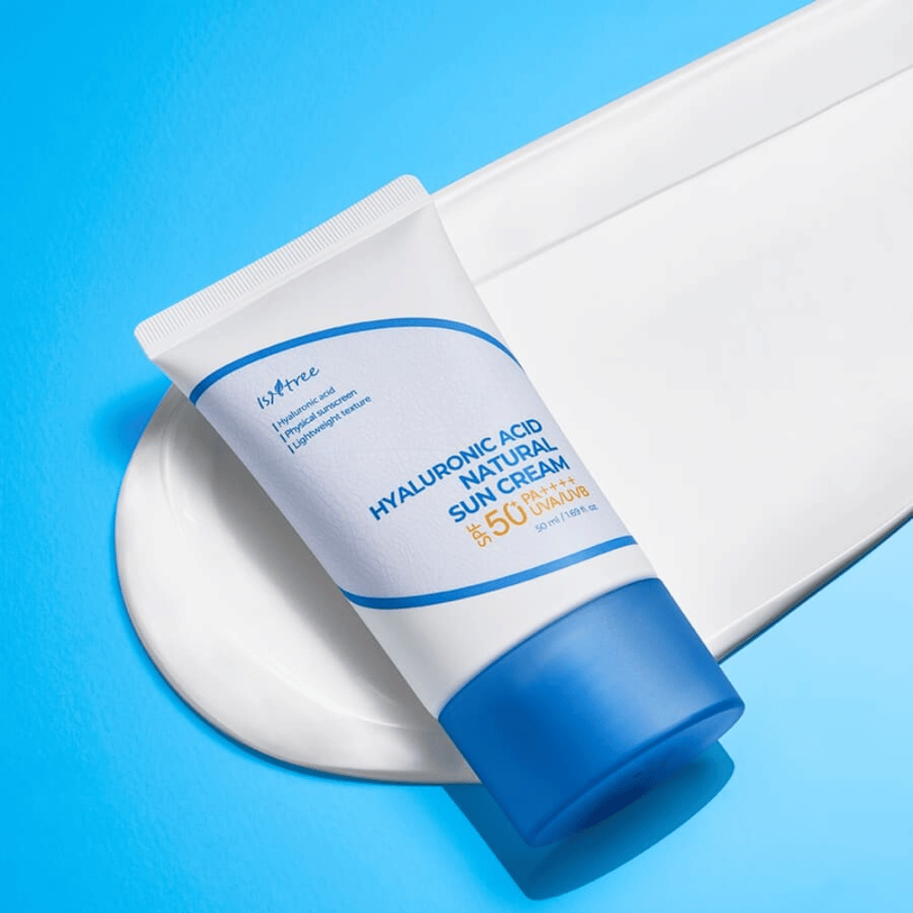 Isntree Hyaluronic Acid Natural Sun Cream è una crema solare fisica con SPF50+ PA++++ che protegge la pelle dalle radiazioni UV mentre idrata con acido ialuronico. La formula leggera è adatta alla pelle sensibile e non lascia alcun residuo bianco.