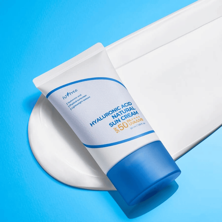 Isntree Hyaluronic Acid Natural Sun Cream är en fysikalisk solkräm med SPF50+ PA++++ som skyddar huden från UV-strålning samtidigt som den återfuktar med hyaluronsyra. Den lätta formulan passar känslig hud och lämnar ingen vit hinna.