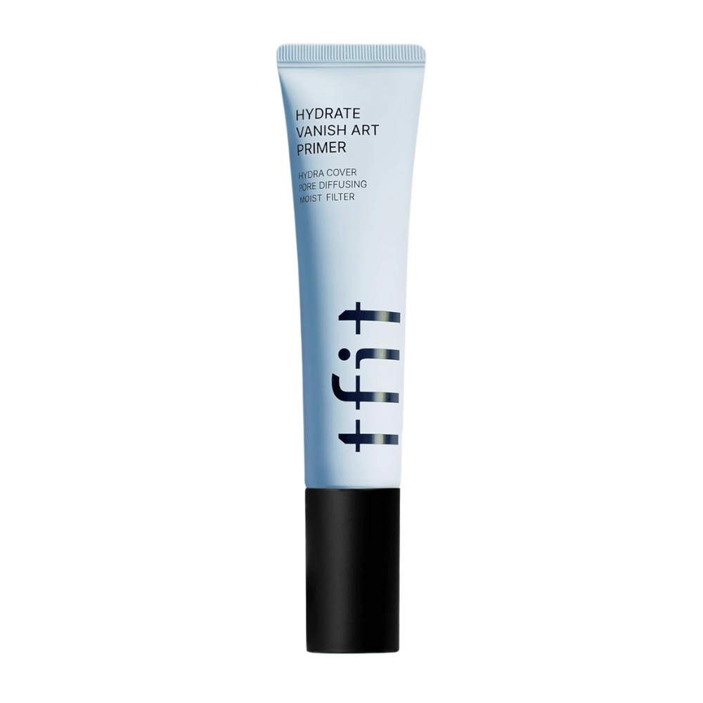 Tubo blu con tappo nero da TFIT, contrassegnato "Hydrate Vanish Art Primer" - una primer idratante con effetto uniformante per i pori e tecnologia di filtro idratante.