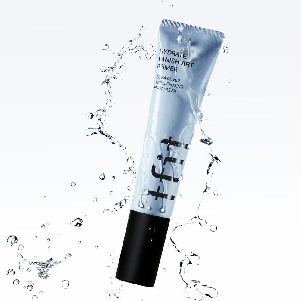 TFIT Hydrate Vanish Art Primer nel tubo blu è circondato da schizzi d'acqua, che simboleggiano le proprietà idratanti del prodotto e la sensazione di freschezza all'applicazione.