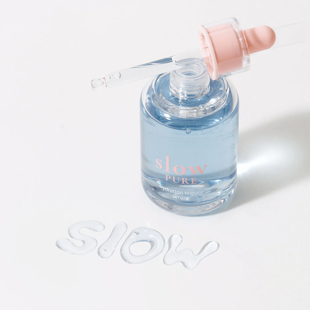 Slow Pure Hydration Texture Serum con pipetta aperta, testo scritto nel siero sulla superficie: "Slow".