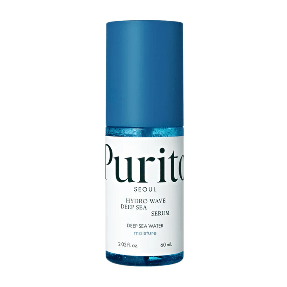 Un'immagine del prodotto di Purito Hydro Wave Deep Sea Serum. La bottiglia è trasparente con un tappo blu e contiene un siero blu profondo. Il testo sull'etichetta indica che il prodotto è di 60 ml e offre proprietà idratanti con acqua di mare profonda. Il design è pulito e moderno.