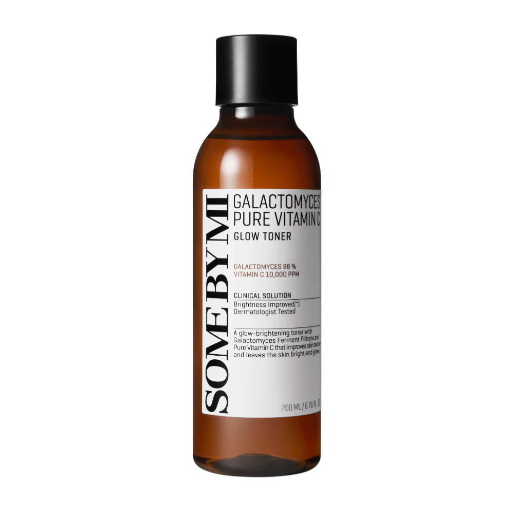 Immagine di SOME BY MI Galactomyces Pure Vitamin C Glow Toner. Il prodotto è presentato in una bottiglia trasparente con tappo nero e etichettatura chiara. Contiene l'88% di galactomyces e 10.000 ppm di vitamina C, il che dona un incarnato più luminoso e migliora la luminosità della pelle. Il contenuto della bottiglia è dermatologicamente testato.