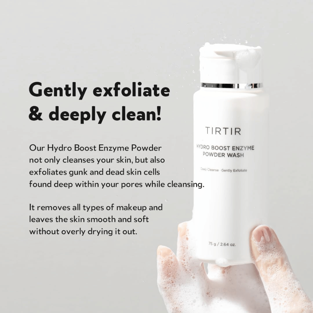 Una mano tiene una bottiglia di TIRTIR Hydro Boost Enzyme Powder Wash, un prodotto per la cura della pelle che esfolia e pulisce in profondità. La bottiglia è bianca con testo e nella mano si forma una schiuma bianca.