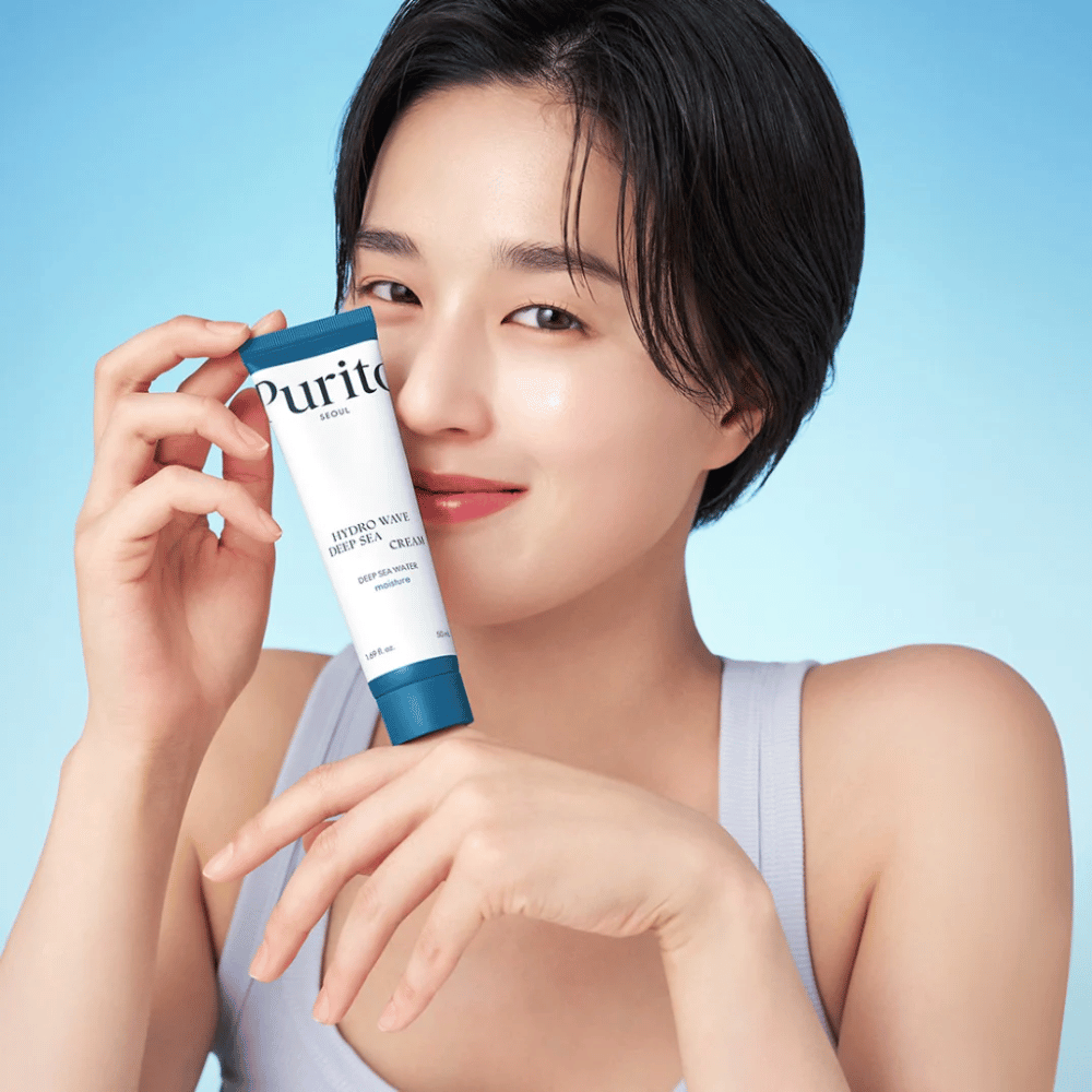 Purito Hydro Wave Deep Sea Cream è una crema viso intensamente idratante che contiene acqua di mare profonda, che aiuta a fornire alla pelle un'idratazione e un nutrimento duraturi. La sua texture leggera, simile a un gel, si assorbe rapidamente senza lasciare una sensazione appiccicosa, rendendola ideale per l'uso quotidiano.