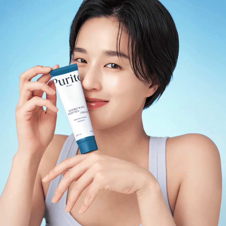 Purito Hydro Wave Deep Sea Cream är en intensivt återfuktande ansiktskräm som innehåller djuphavsvatten, vilket hjälper till att ge huden långvarig fukt och näring. Dess lätta, gel-liknande textur absorberas snabbt utan att lämna en klibbig känsla, vilket gör den idealisk för daglig användning.