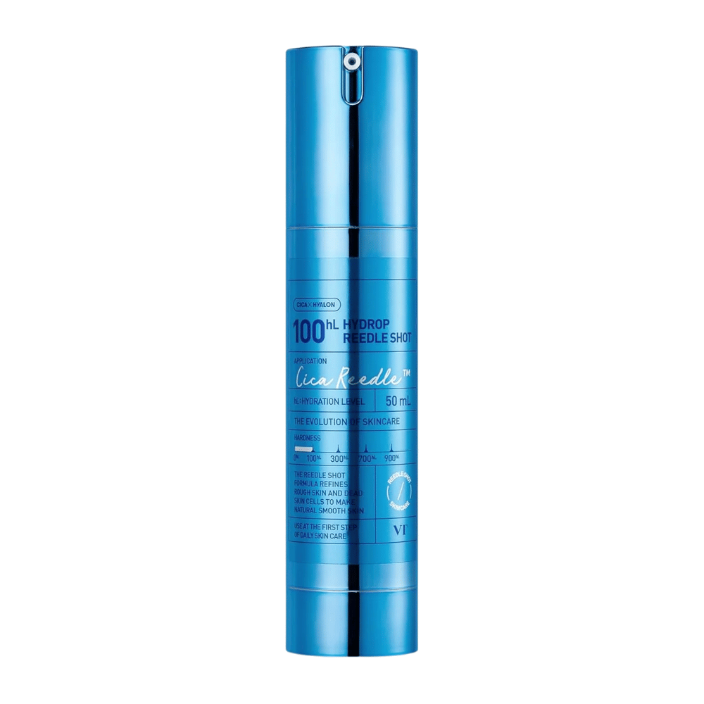 Bottiglia cilindrica blu VT Cica Hyalon Hydrop Reedle Shot 100hL, 50 ml, con pompa e dettagli argentati, in piedi su sfondo bianco.