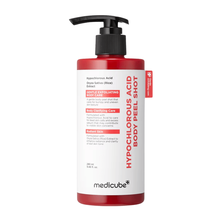 Immagine prodotto scontornata di Medicube Hypochlorous Acid Body Peel Shot in flacone rosso con pompa per la cura esfoliante del corpo e l’idratazione della pelle ruvida.