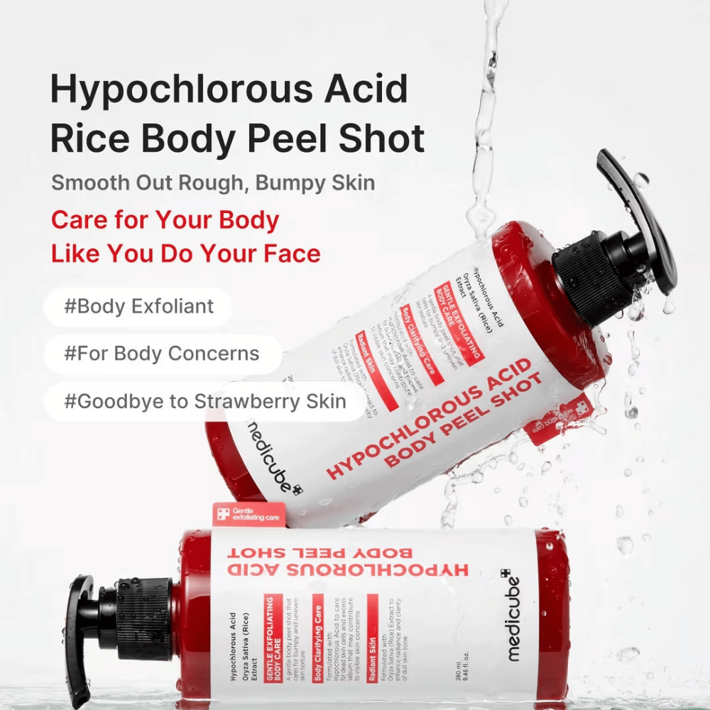 Immagine promozionale per Medicube Hypochlorous Acid Body Peel Shot con effetto acqua e focus sull’esfoliazione del corpo per pelle a fragola, texture cutanea irregolare e zone secche.