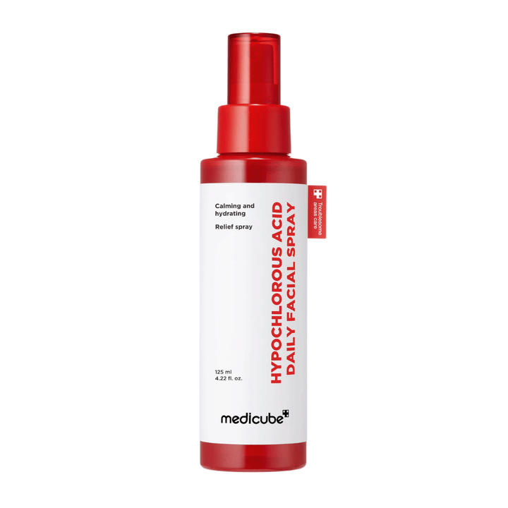 Immagine del prodotto scontornata di Medicube Hypochlorous Acid Daily Facial Spray su sfondo chiaro. Il design rosso e bianco del flacone è al centro dell’attenzione e mostra l’aspetto pulito e professionale del prodotto.