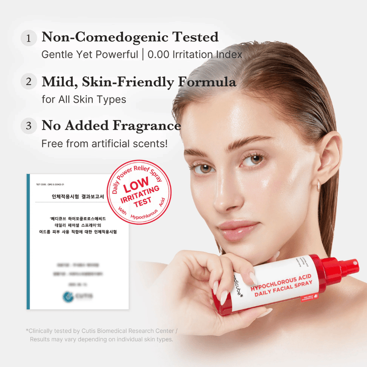 Modella che tiene Medicube Hypochlorous Acid Daily Facial Spray insieme a informazioni sul fatto che il prodotto è testato per una bassa irritazione, è senza profumo ed è adatto a tutti i tipi di pelle. Sullo sfondo viene mostrato un certificato di test per rafforzare la credibilità del prodotto.