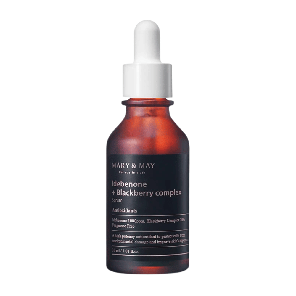 Immagine di MARY & MAY Idebenone + Blackberry Complex Serum in un'elegante bottiglia di vetro scuro. Il siero contiene 1000 ppm di idebenone e il 20% di complesso di mora, fornendo potenti antiossidanti per proteggere la pelle dai danni ambientali e migliorare il suo aspetto. Il design della bottiglia mette in risalto la qualità e l'efficacia del prodotto.