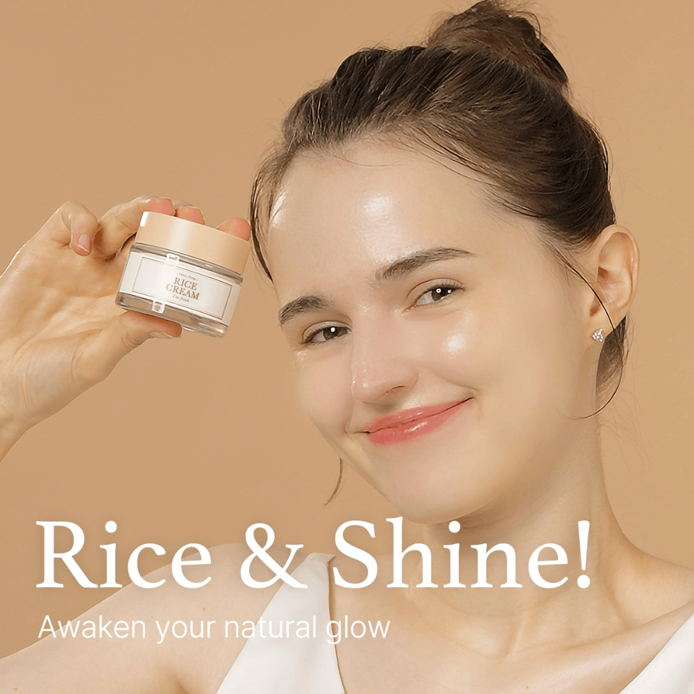 Giovane donna sorridente che tiene un barattolo etichettato "RICE CREAM", con il testo "Rice & Shine! Risveglia la tua luminosità naturale" sullo sfondo.
