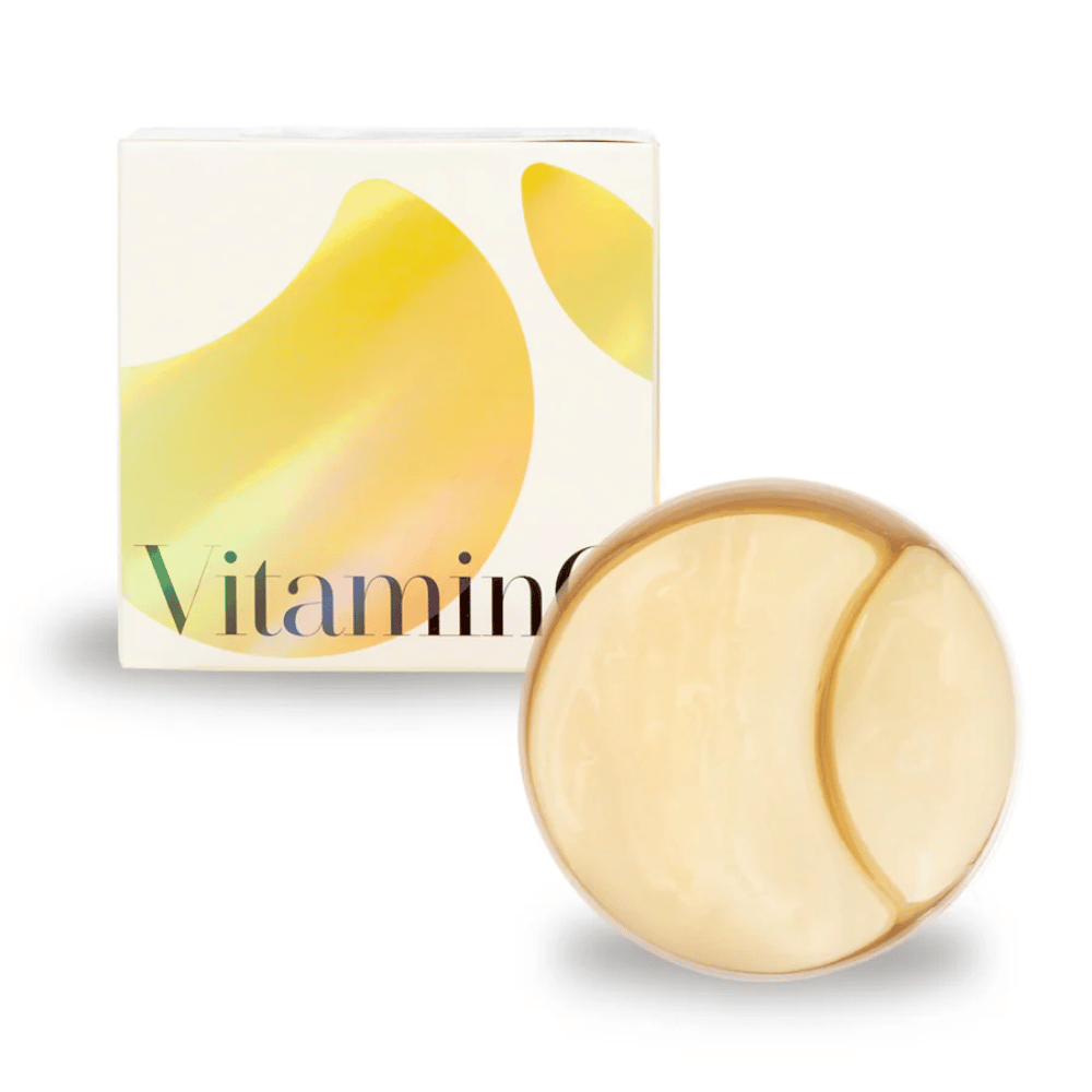 K-Secret Extra Illuminating Eye Gel Patches con vitamina C in idrogel dorato scintillante, barattolo e confezione sullo sfondo.