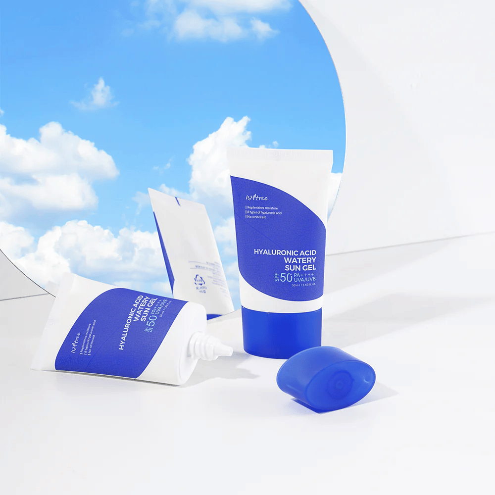 Un set Isntree Hyaluronic Acid Watery Sun Gel Set su uno sfondo bianco.
