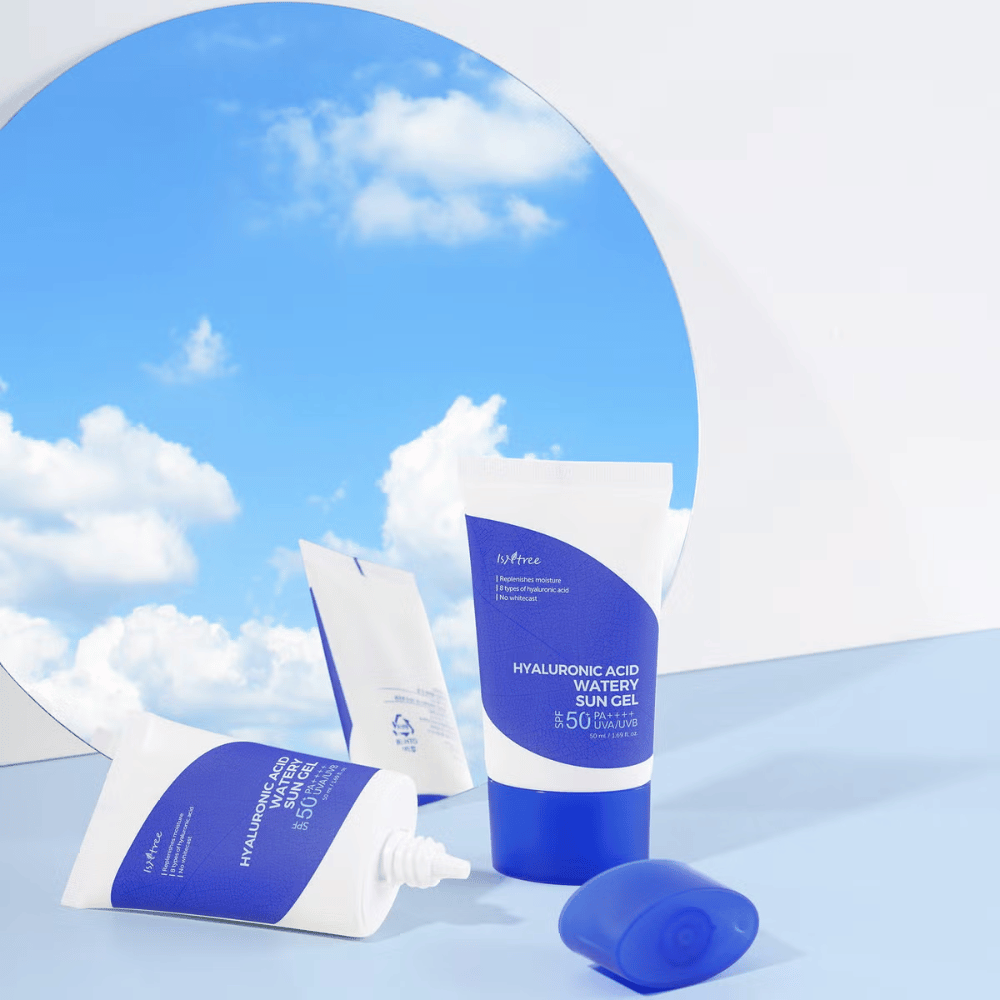 Un set per la cura della pelle da 50 ml Hyaluronic Acid Watery Sun Gel blu e bianco con SPF50+ su sfondo bianco da Isntree.