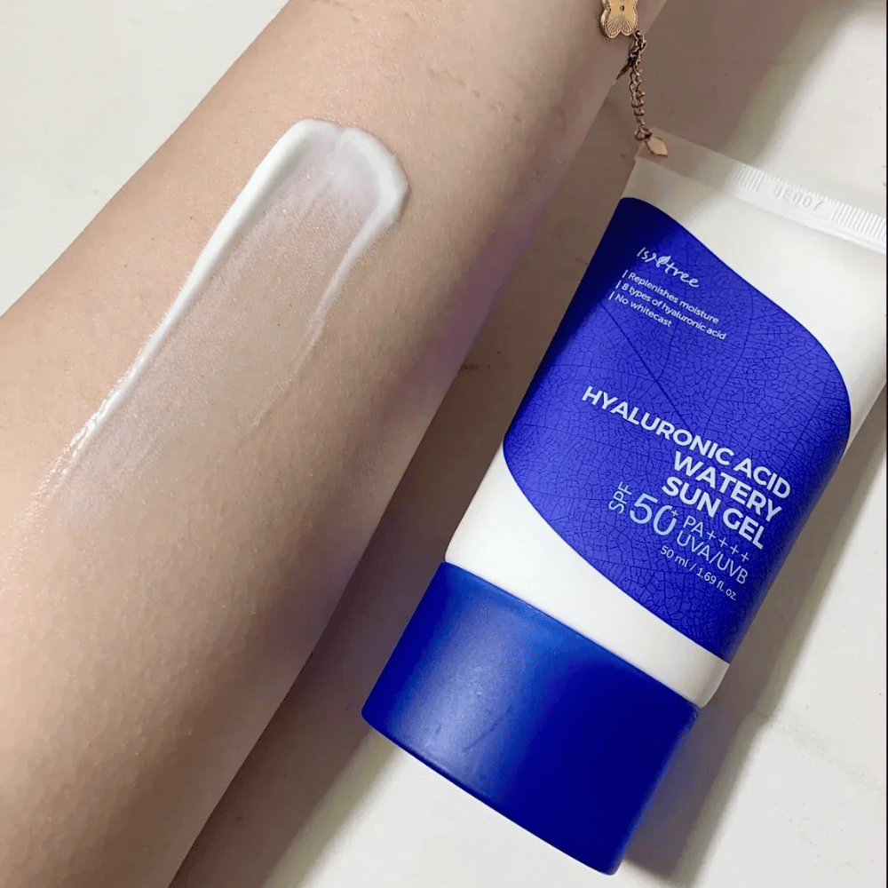 Isntree Hyaluronic Acid Watery Sun Gel SPF50+ PA++++ 50ml – crema solare idratante con acido ialuronico, mostrata sulla pelle senza effetto bianco.
