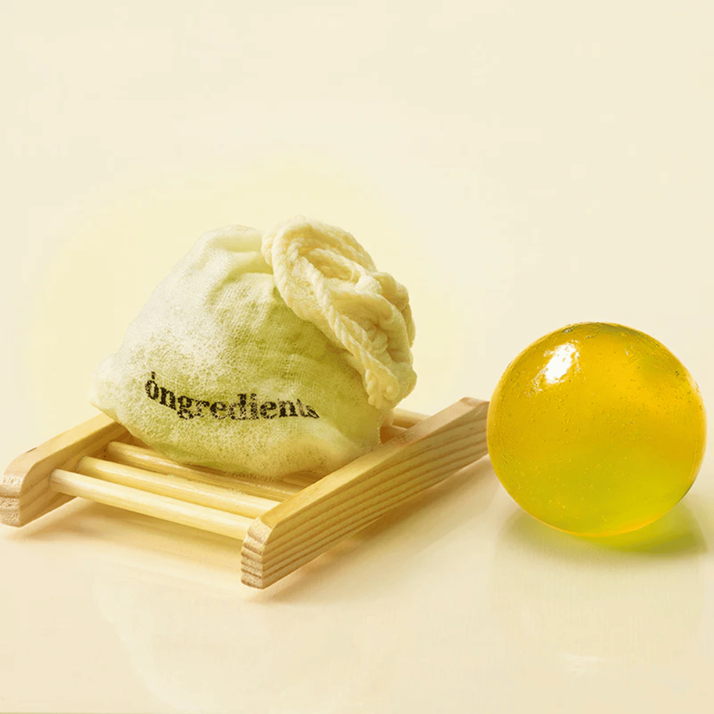 Ongredients Jeju Cica Cleansing Ball – detergente solido con sacchetto di stoffa, delicato sulla pelle e realizzato con ingredienti a base vegetale.
