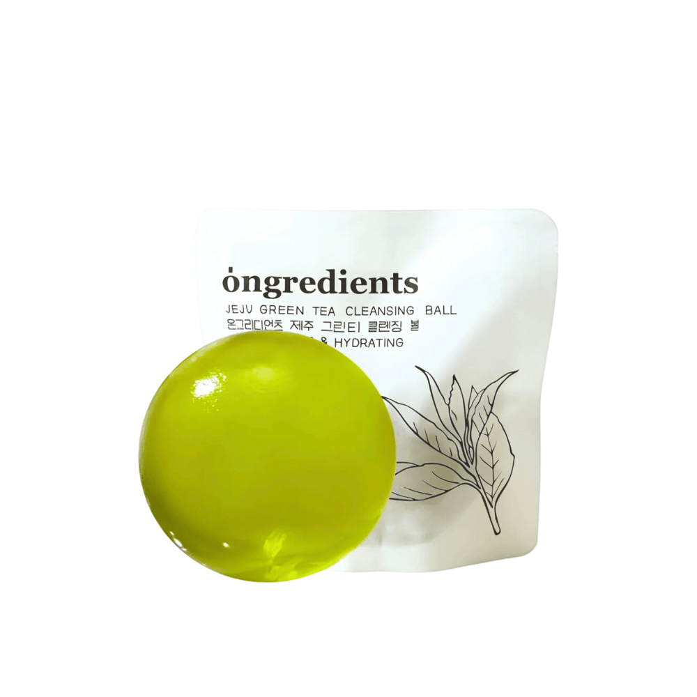 Immagine del prodotto di Óngredients Jeju Green Tea Cleansing Ball davanti alla confezione – detergente vegano che rinfresca e idrata la pelle.