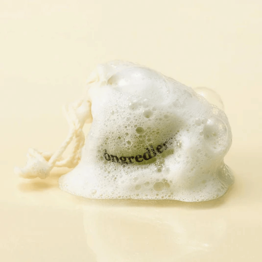 Óngredients Jeju Green Tea Cleansing Ball in una rete coperta di schiuma morbida – sapone viso naturale coreano.