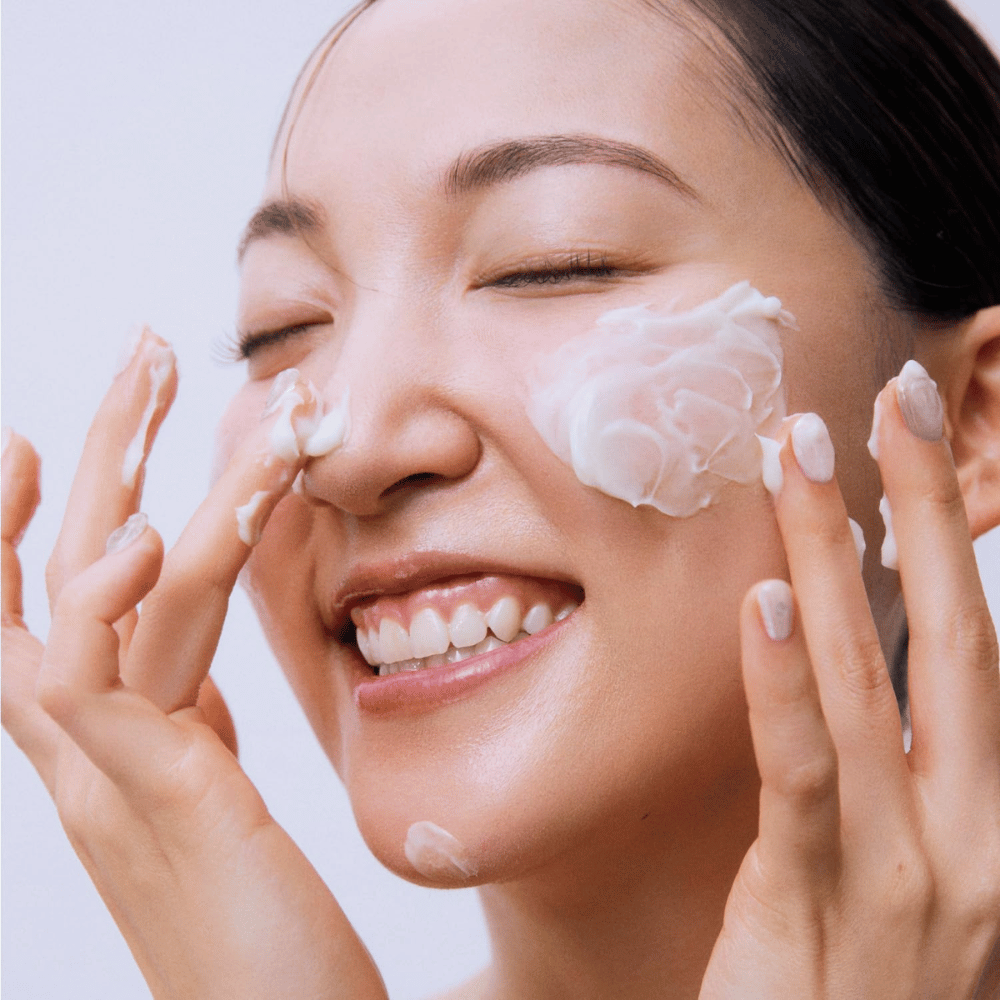 Beauty of Joseon Jello Skin Massage Cream si applica sul viso per un massaggio idratante e una barriera cutanea rafforzata.