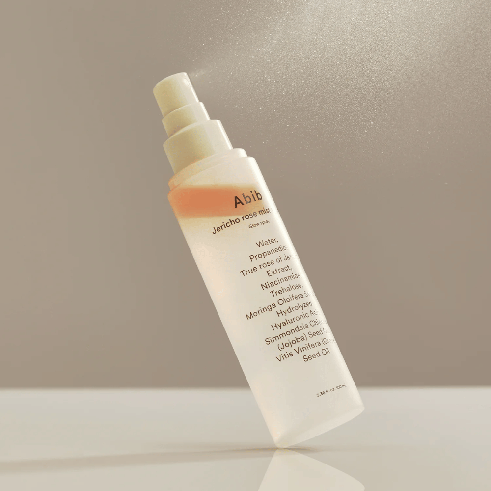 Abib Jericho Rose Mist Serum spruzzato nell'aria. Leggera e fresca mist con olio di rosa e moringa per una luminosità naturale.
