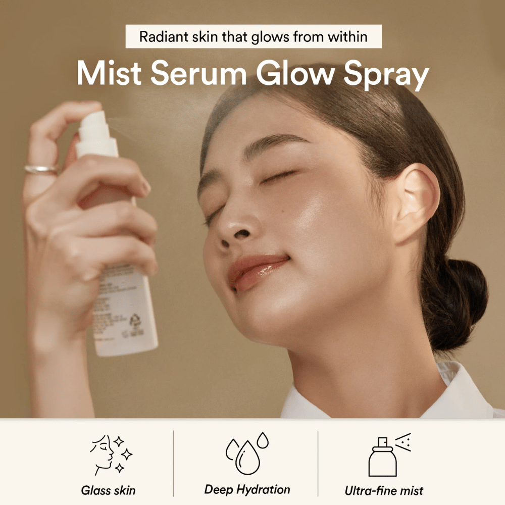 Donna spruzza Abib Jericho Rose Mist Serum sul viso. Fine mist che offre idratazione profonda e effetto glow.