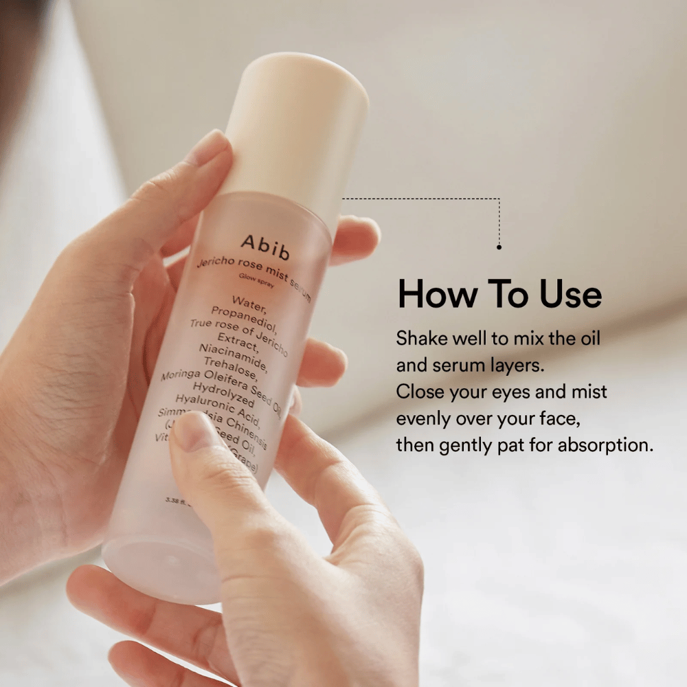 Persona tiene Abib Jericho Rose Mist Serum e mostra come agitare la bottiglia per mescolare olio e siero prima dell'uso.