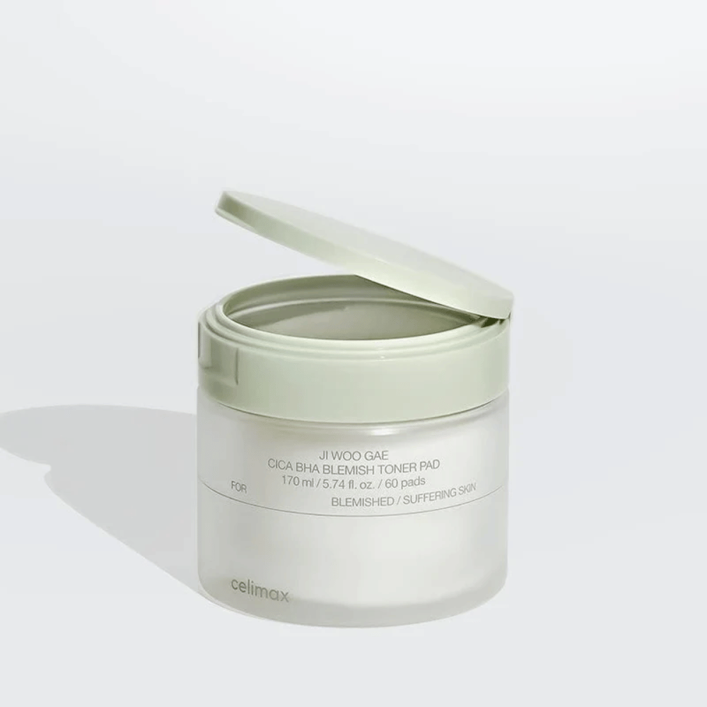 Barattolo aperto di Celimax Ji Woo Gae Cica BHA Blemish Toner Pad. Detergente delicato dischetti tonici che calma e bilancia la pelle.
