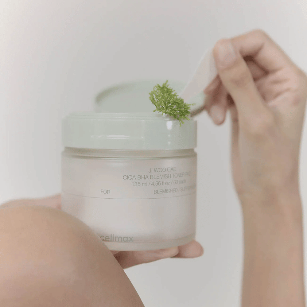 Celimax Ji Woo Gae Cica BHA Blemish Toner Pad con estratto di centella mostrato in uso - esfoliazione delicata per una pelle chiara.