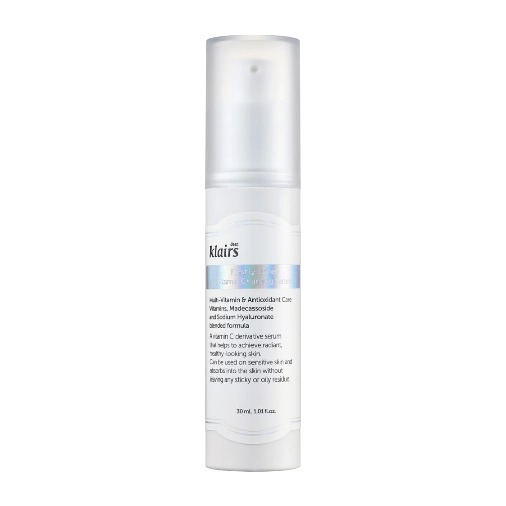 Una bottiglia di siero bianco da Klairs, Freshly Juiced Vitamin Charging Serum, con testo sul contenuto e benefici, su sfondo bianco.
