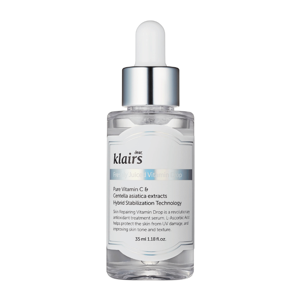 Una bottiglia di vetro con tappo contagocce da Klairs, Freshly Juiced Vitamin Drop, con testo sulla vitamina C ed estratto di Centella asiatica, su sfondo bianco.