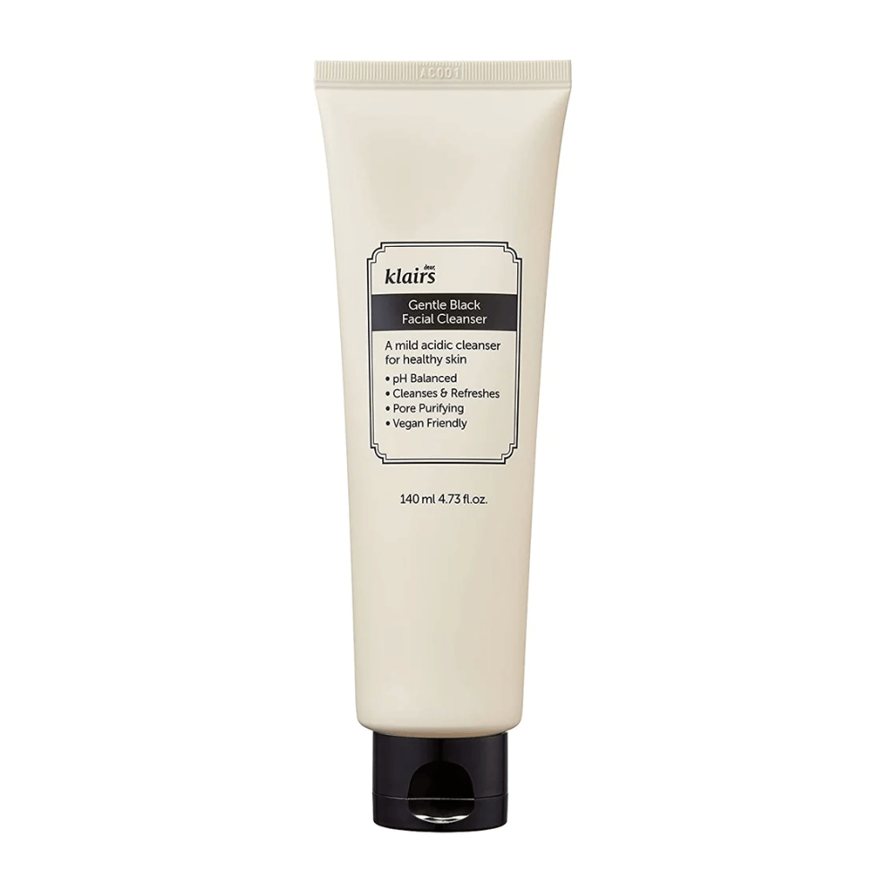 Un tubo di Klairs Gentle Black Facial Cleanser con tappo nero e testo sulle proprietà, come delicato e bilanciato al pH, su uno sfondo bianco pulito.