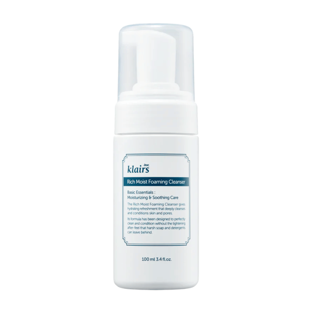 Un flacone a pompa di Klairs Rich Moist Foaming Cleanser con descrizione delle proprietà idratanti e lenitive, su uno sfondo bianco.