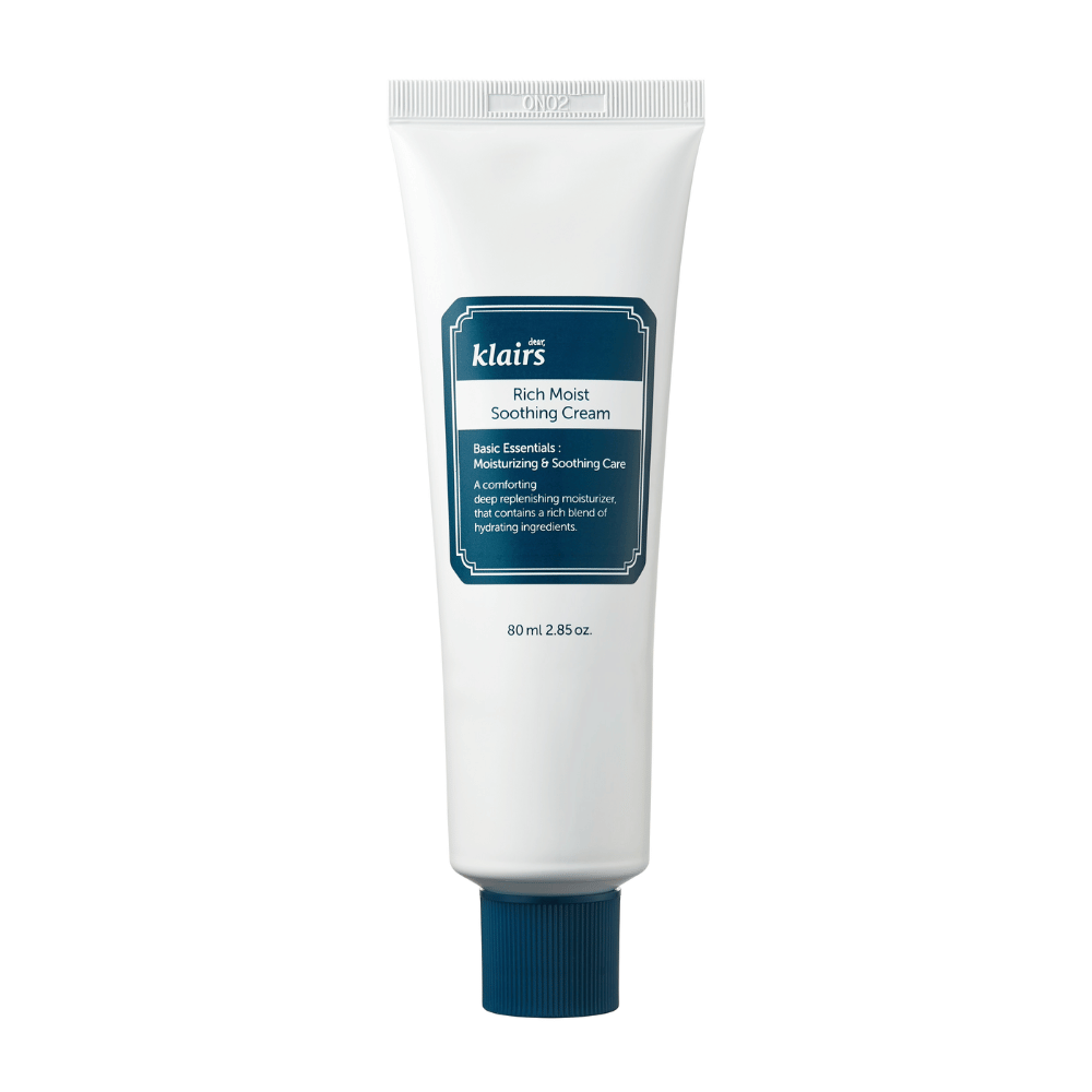 Un tubo di Klairs Rich Moist Soothing Cream con dettagli blu scuro e informazioni sul prodotto, presentato su uno sfondo bianco pulito.