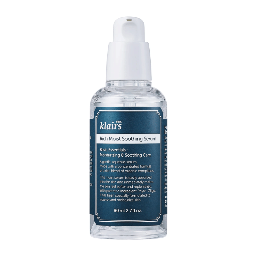 Una bottiglia trasparente con Klairs Rich Moist Soothing Serum e tappo contagocce bianco, su uno sfondo bianco.
