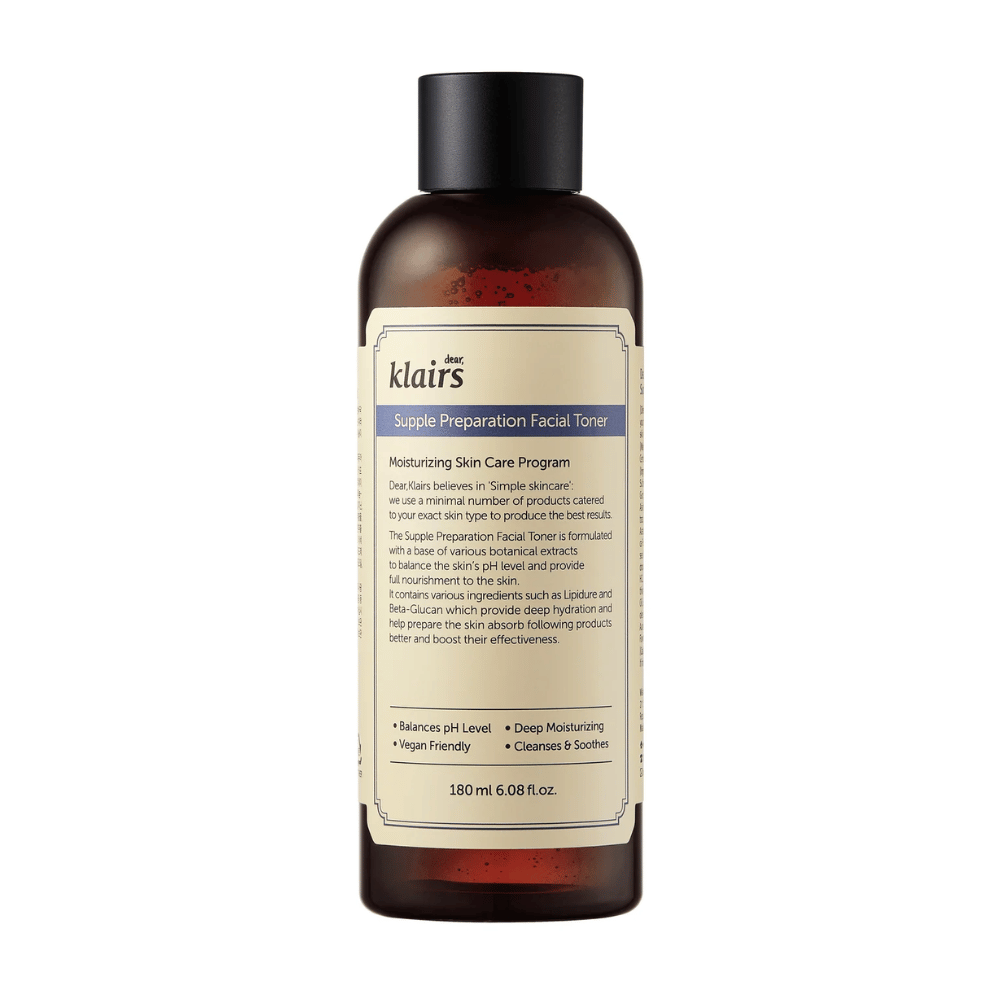 Una bottiglia marrone di Klairs Supple Preparation Facial Toner con etichetta bianca, informazioni dettagliate sul prodotto e vantaggi, su sfondo bianco.