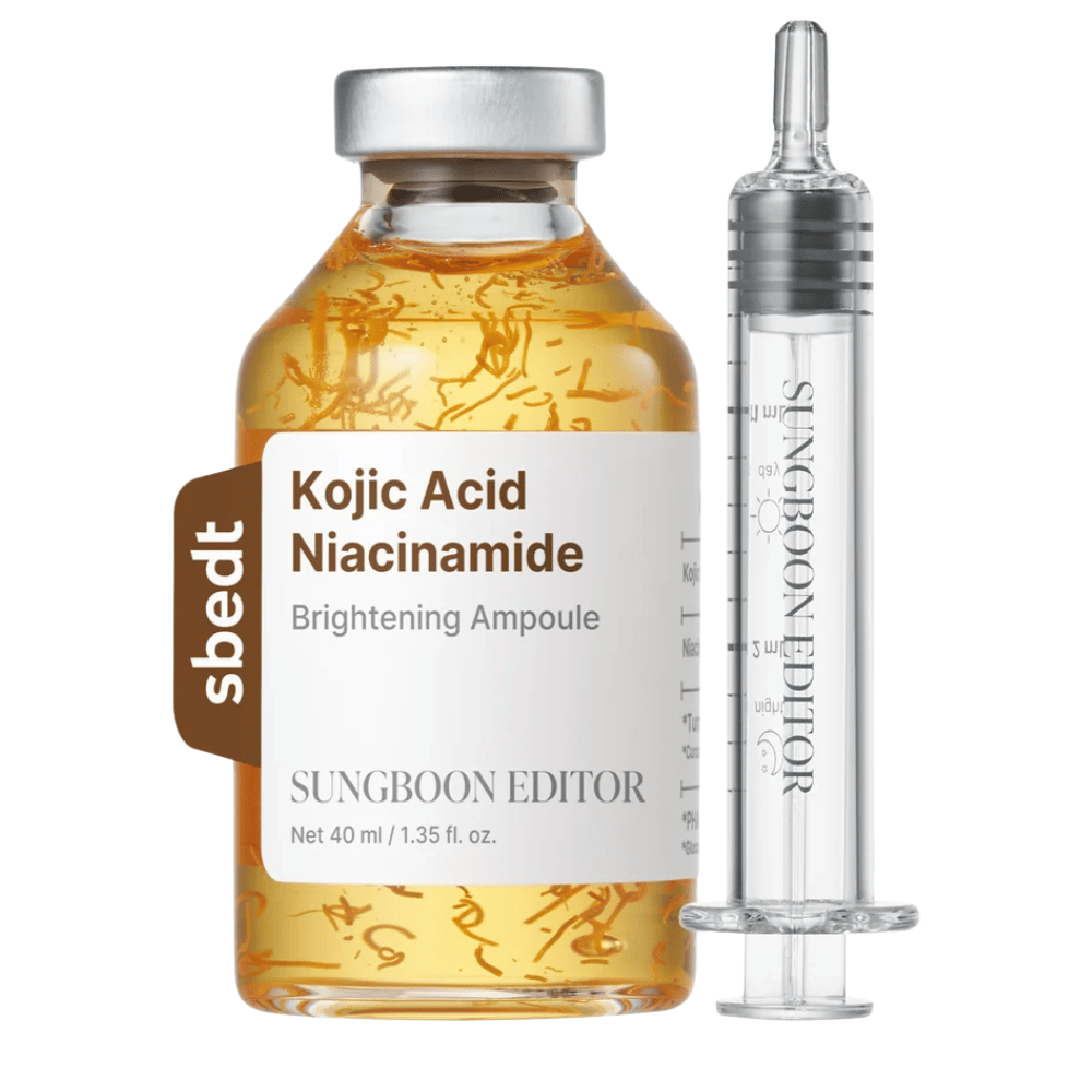 7. SUNGBOON EDITOR Kojic Acid Niacinamide Brightening Ampoule 40 ml – flacone di siero dorato con fili attivi visibili e applicatore trasparente su sfondo bianco