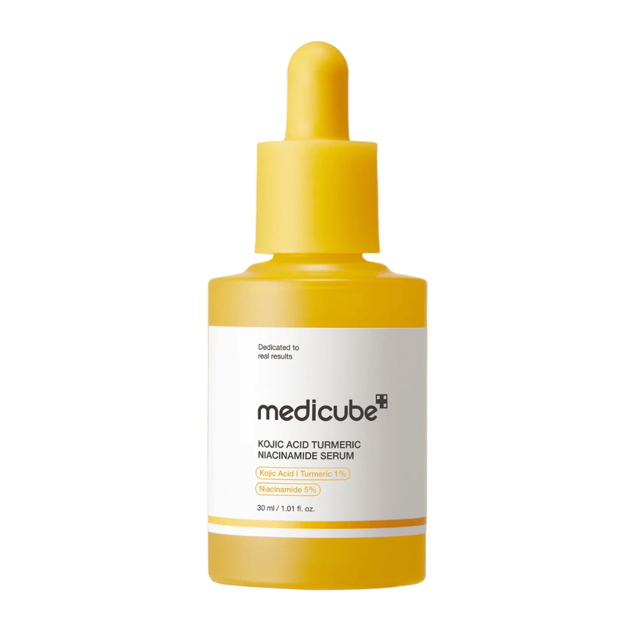 Immagine prodotto scontornata di Medicube Kojic Acid Turmeric Niacinamide Serum con flacone giallo e pipetta. Il design minimalista e i colori caldi trasmettono un’impressione moderna e clinica, mentre il prodotto viene associato a glow e brightening skincare.