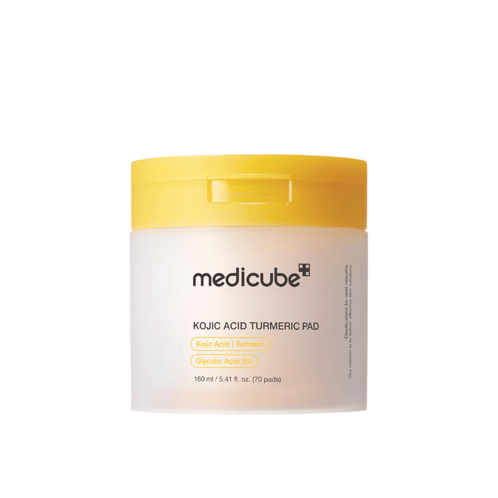 Immagine prodotto scontornata di Medicube Kojic Acid Turmeric Pad in barattolo giallo con dischetti esfolianti contenenti acido cogico, curcuma e acido glicolico per un tono della pelle più uniforme e luminosità.