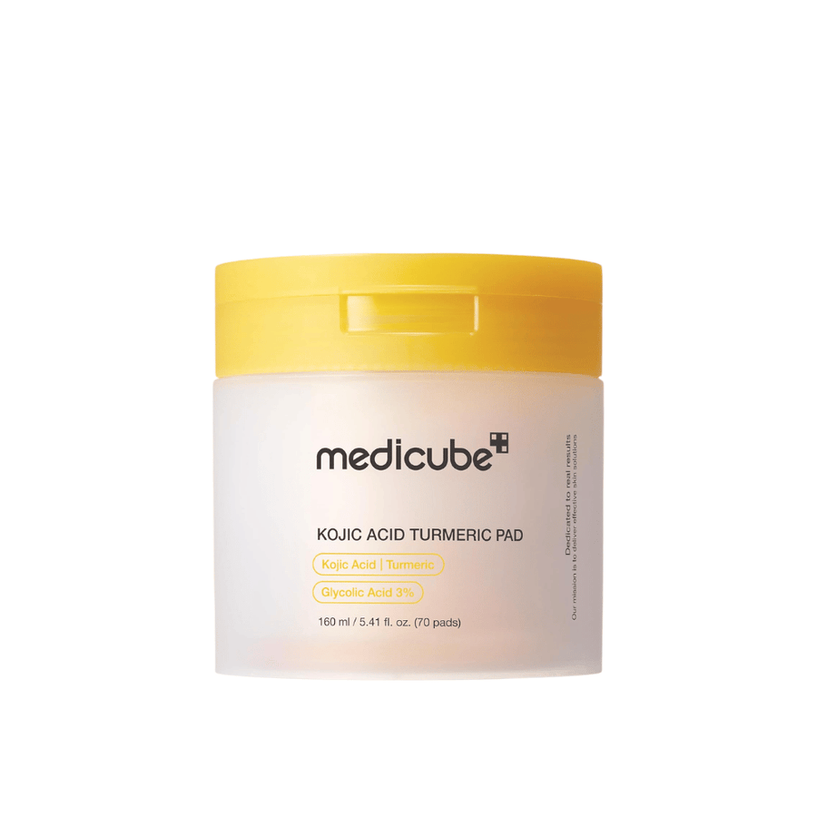 Immagine prodotto scontornata di Medicube Kojic Acid Turmeric Pad in barattolo giallo con dischetti esfolianti contenenti acido cogico, curcuma e acido glicolico per un tono della pelle più uniforme e luminosità.