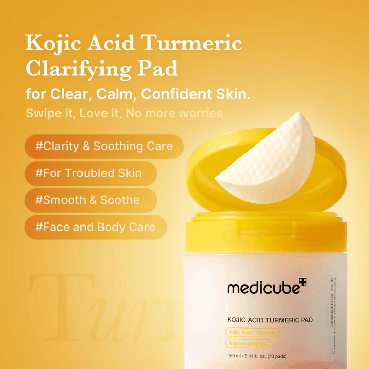Immagine promozionale per Medicube Kojic Acid Turmeric Pad che mette in risalto dischetti esfolianti per una pelle più luminosa, trattamento lenitivo e utilizzo sia sul viso che sul corpo.