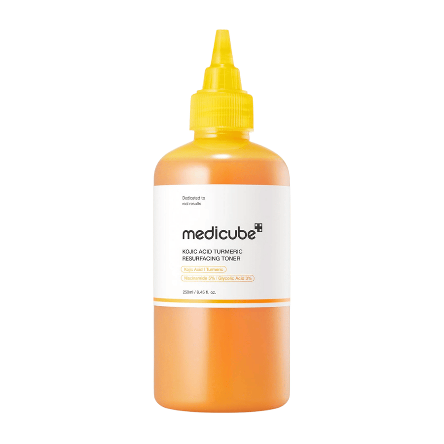 Immagine prodotto scontornata di Medicube Kojic Acid Turmeric Resurfacing Toner in flacone applicatore giallo per la cura esfoliante della pelle e una migliore texture cutanea.