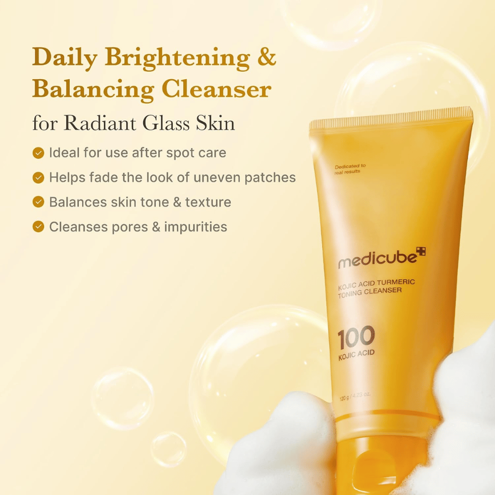 Medicube Kojic Acid Turmeric Toning Cleanser, detergente per un incarnato più uniforme e luminoso. Tubetto giallo con schiuma detergente e benefici del prodotto.