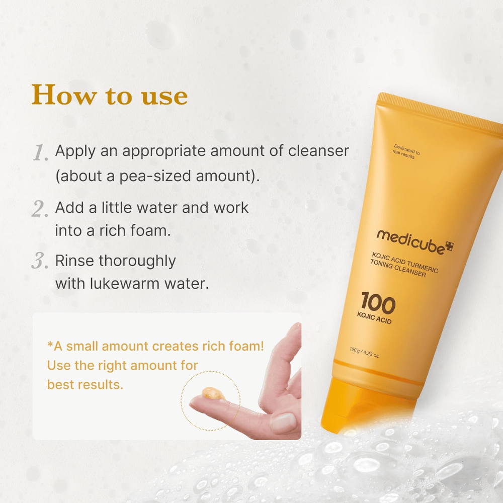 Medicube Kojic Acid Turmeric Toning Cleanser con istruzioni per l'uso in tre fasi. Tubetto detergente giallo e gel sulla punta del dito che mostra il dosaggio.