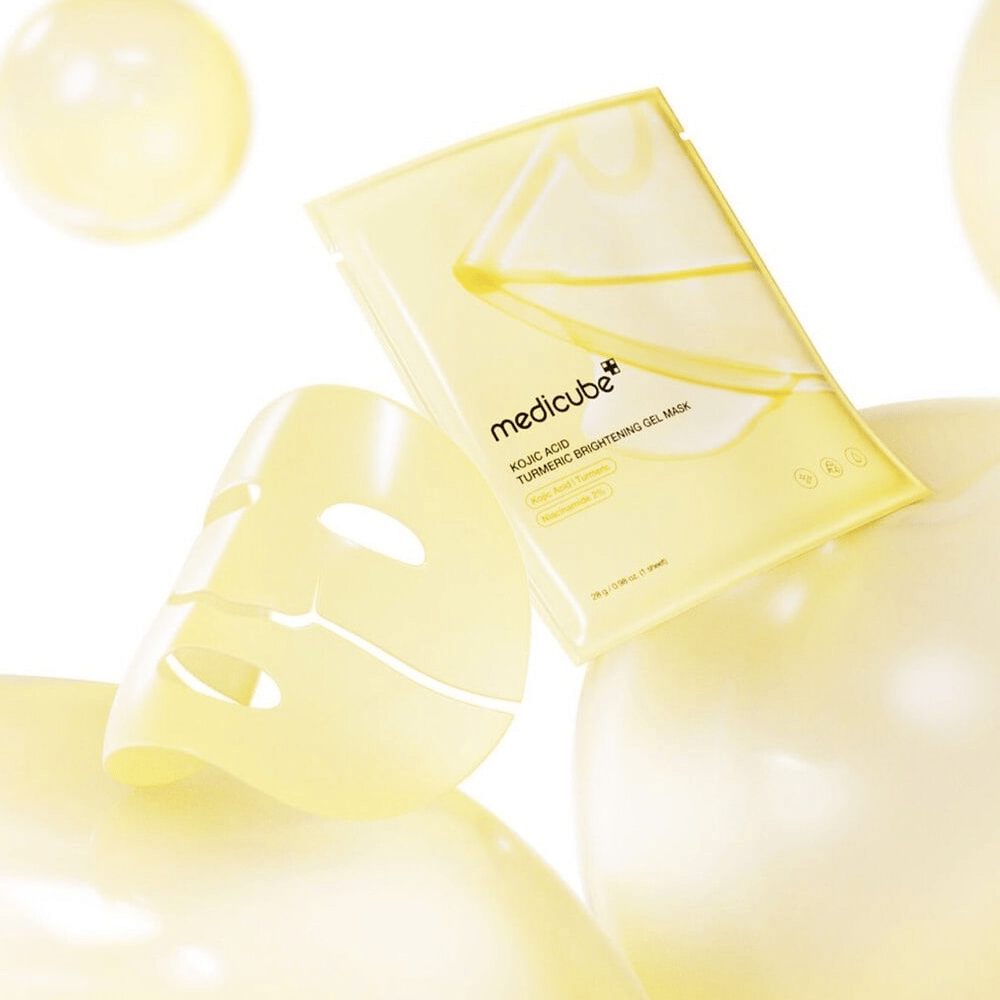 Medicube Kojic Acid Turmeric Brightening Gel Mask – gel mask illuminante con acido kojico e curcuma, visibile in maschera trasparente e confezione gialla.